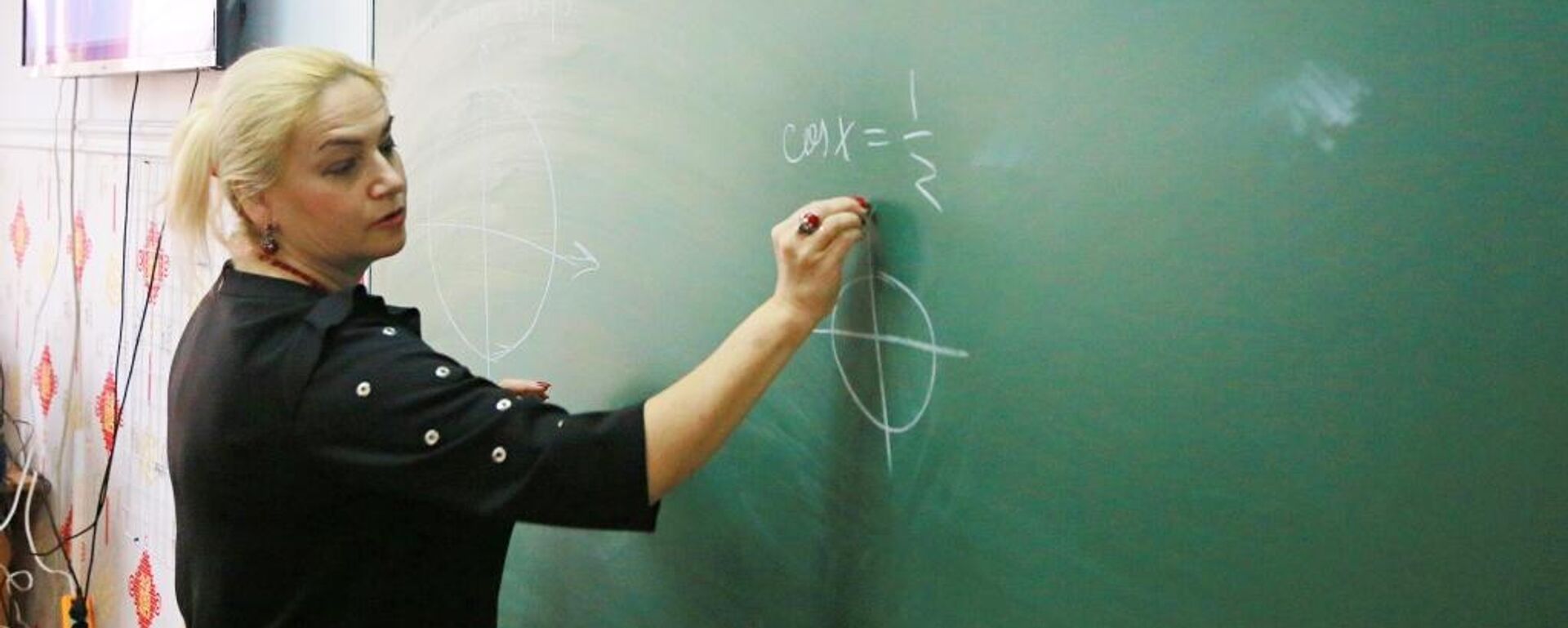 Кыргызстандагы Петербург жолугушуулары программасынын алкагында Ош шаарындагы мектеп мугалимдери үчүн мастер-класстар. Архив сүрөт - Sputnik Кыргызстан, 1920, 07.08.2025