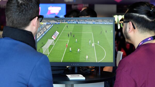 Люди играют в футбольный симулятор FIFA 19. Архивное фото - Sputnik Кыргызстан