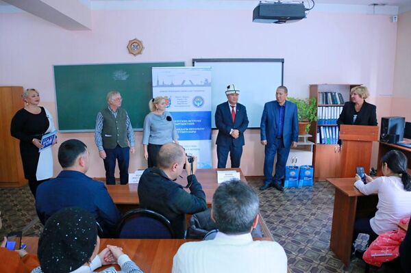 По итогам курсов всем 60 слушателям вручены сертификаты - Sputnik Кыргызстан