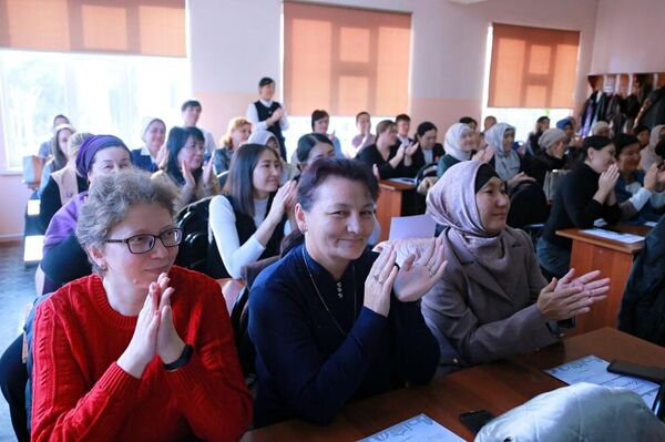 Занятия и мастер-классы прошли 8-9 ноября в Ошском государственном педагогическом университете - Sputnik Кыргызстан