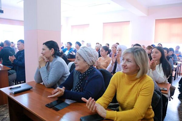 В них приняли участие учителя математики и литературы образовательных учреждений города с русским языком обучения - Sputnik Кыргызстан