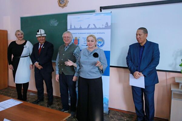 Мероприятия проведены в рамках расширения практического сотрудничества между городами-побратимами Ош и Санкт-Петербург. - Sputnik Кыргызстан