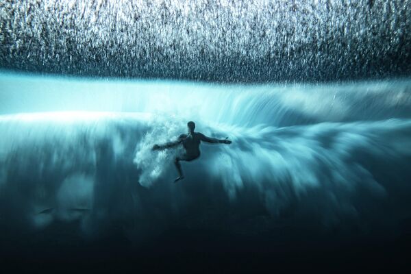 Работа французского фотографа Бена Туара, победившая в конкурсе Ocean Photographer of the Year 2022. На снимке человек борется с  гигантской волной на острове Таити. - Sputnik Кыргызстан