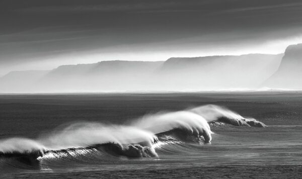 Снимок Майкла Спенсера из Великобритании, победивший в категории &quot;Лучшее художественное фото&quot;. На фото: волны туманным утром в Скарборо. - Sputnik Кыргызстан