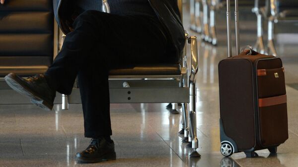 Пассажир с чемоданом в аэропорту. Архивное фото - Sputnik Кыргызстан