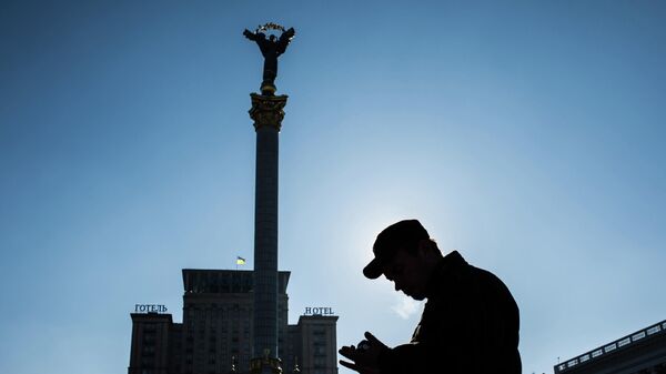 Прохожий на площади Независимости в Киеве. Архивное фото - Sputnik Кыргызстан