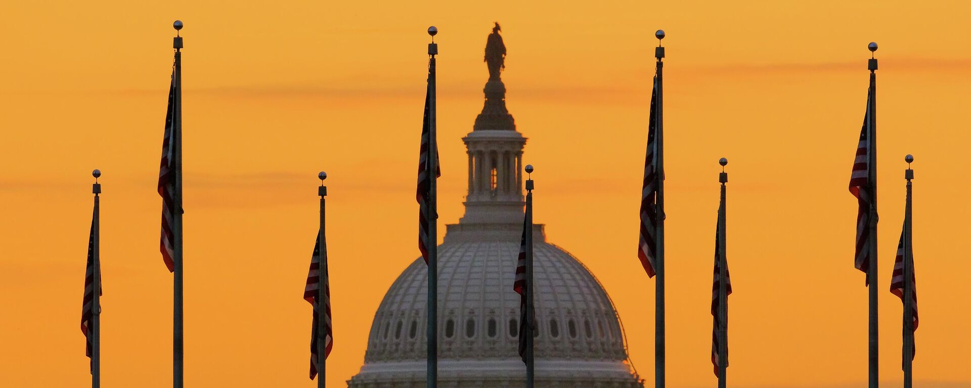 Вашингтондогу Капитолийдин алдында АКШнын желектери. Архив - Sputnik Кыргызстан, 1920, 14.08.2025