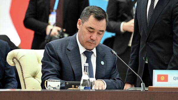 Президент Садыр Жапаров во время подписания документов на девятом заседании Саммита лидеров стран-участниц ОТГ в Самарканде - Sputnik Кыргызстан