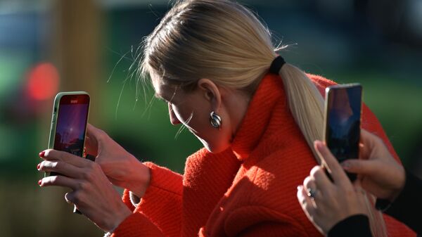 Женщина снимает на смартфон. Иллюстративное фото - Sputnik Кыргызстан