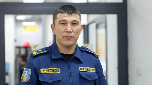ӨКМдин өрт өчүрүү жана алдын алуу башкармалыгынын улук офицери, майор Асхат Муканов  - Sputnik Кыргызстан