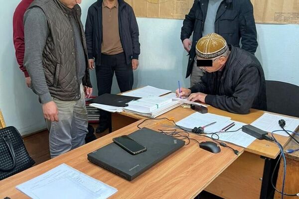 Сотрудники ГКНБ задержали бывших главу и заместителя главы Сузакской сельской управы. - Sputnik Кыргызстан