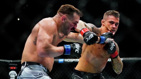 Дастин Порье бьет Майкла Чендлера на турнире UFC 281 в Нью-Йорке - Sputnik Кыргызстан