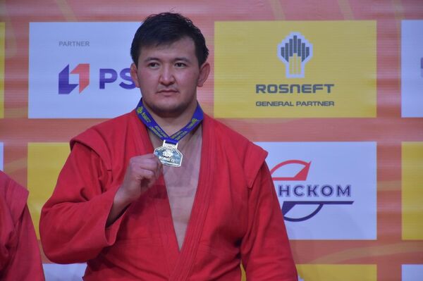 Бекболот Токтогонов (весовая категория до 98 кг) завоевал золото на соревнованиях по спортивному самбо - Sputnik Кыргызстан