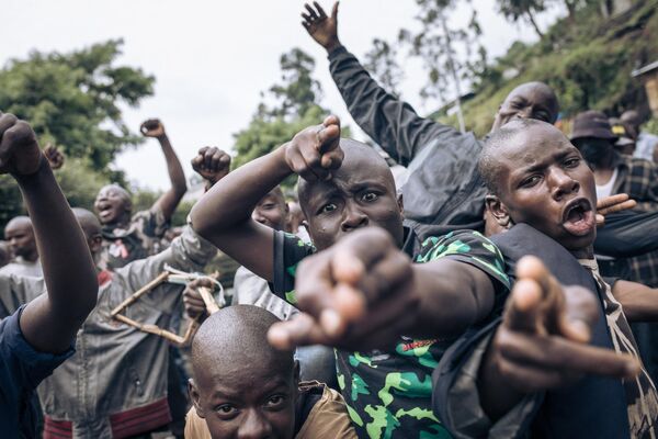 Добровольцы, желающие присоединиться к конголезской армии, фотографируются во время вербовки в Гоме.С 20 октября возобновились боевые действия между конголезской армией и движением &quot;М23&quot;, якобы поддерживаемым руандийской армией. За последние две недели движение &quot;М23&quot; удвоило территорию, находящуюся под его контролем, приблизившись на 30 километров к Гоме, столице провинции с населением более одного миллиона человек, расположенной на границе с Руандой. - Sputnik Кыргызстан