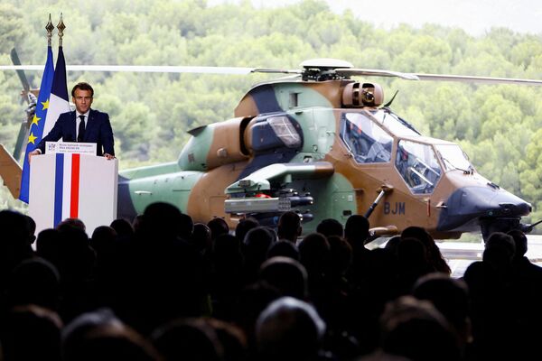 Президент Франции Эммануэль Макрон выступает с речью об оборонной стратегии, чтобы представить La Revue Nationale Strategique (RNS) — новый закон о военном программировании (2024-2030), на вертолетоносце-амфибии Dixmude, пришвартованном на базе ВМС Франции в Тулоне - Sputnik Кыргызстан