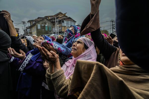 Кашмирские женщины-мусульманки плачут во время молитвы, когда священник демонстрирует реликвию суфийского шейха Сайеда Абдул Кадира Джилани возле его святыни в Сринагаре, контролируемом Индией. Сотни преданных собрались у святыни на 11-дневный фестиваль, приуроченный к годовщине смерти суфийского святого. - Sputnik Кыргызстан