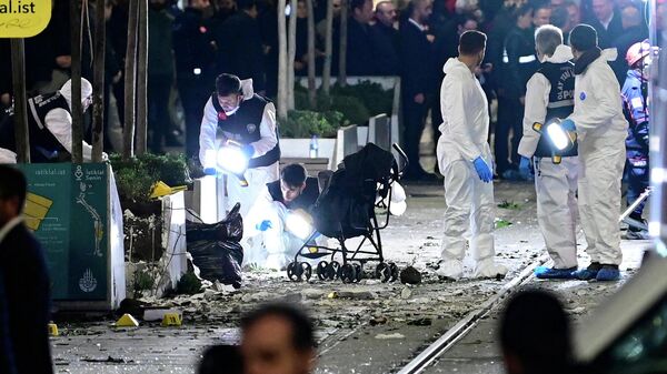 Криминалисты работают на месте сильного взрыва на улице Истикляль в Стамбуле - Sputnik Кыргызстан