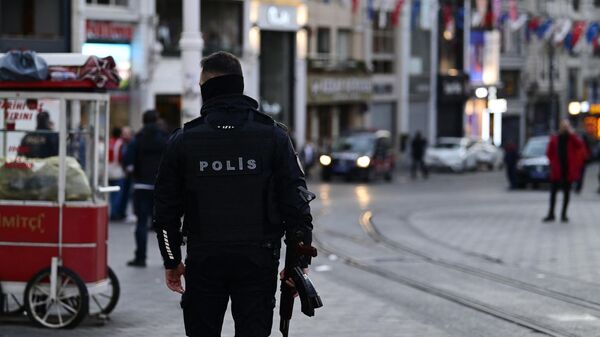 Сотрудник полиции на месте сильного взрыва на улицу Истикляль в Стамбуле, Турция - Sputnik Кыргызстан