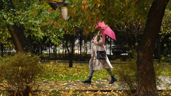 Девушка с зонтом во время дождя. Архивное фото - Sputnik Кыргызстан
