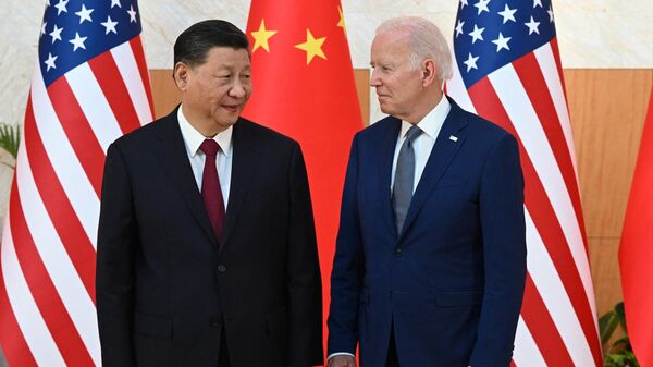 Президент США Джо Байден и председатель Китая Си Цзиньпин во время встречи на полях саммита G20 в Нуса-Дуа - Sputnik Кыргызстан