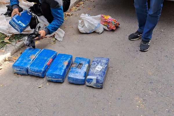 Как пишет ГКНБ, при осмотре багажника машины в шести пакетных брикетах найдены эти деньги - Sputnik Кыргызстан