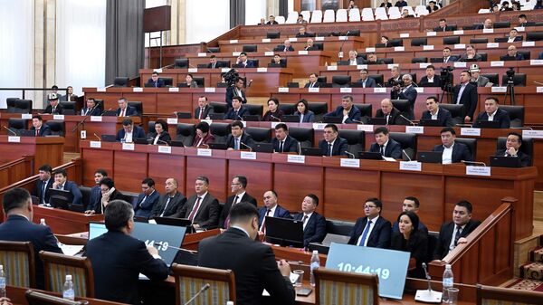 Депутаты во время заседания Жогорку Кенеша. Архивное фото - Sputnik Кыргызстан