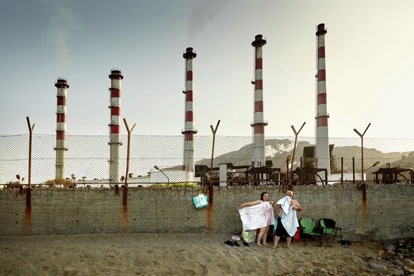 &quot;Отдых&quot; польского фотографа Януша Юрека. Люди продолжают отдыхать на пляже, несмотря на то, что огромную территорию занял завод. Эта сцена заинтересовала фотографа своей символичностью, она показывает, как промышленность &quot;вытесняет&quot; людей. - Sputnik Кыргызстан