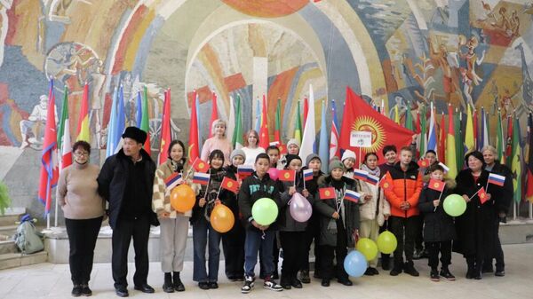 Группа школьников из Кыргызстана прибыла в Международный центр образования Интердом имени Е. Д. Стасовой (Иваново) для участия в образовательной программе, - Sputnik Кыргызстан