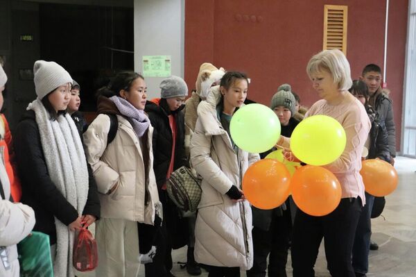В течение трех месяцев ребята из Каракола будут проходить обучение: повысят уровень владения русским языком, поближе познакомятся с русской культурой и традициями - Sputnik Кыргызстан