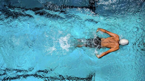Мужчина во время занятий плаванием. Иллюстративное фото - Sputnik Кыргызстан