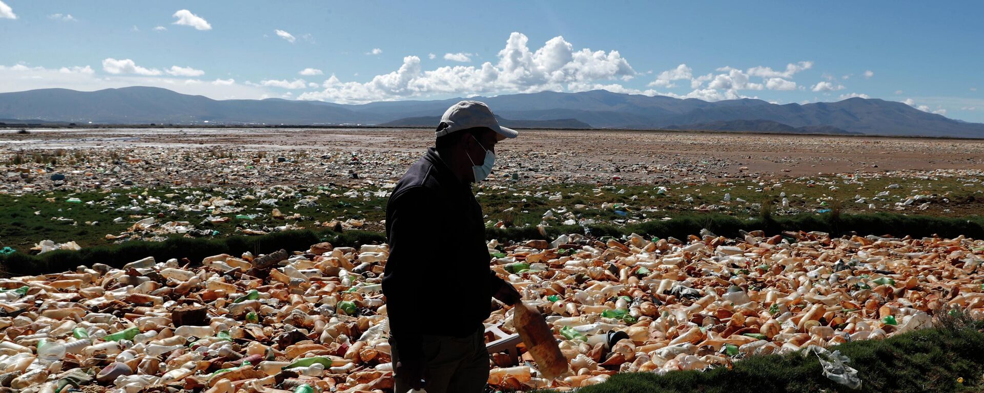 Мужчина с бутылками, которые наполняют реку Тагарет возле Оруро, Боливия. Архивное фото - Sputnik Кыргызстан, 1920, 19.11.2022