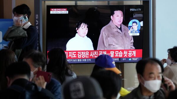 Северокорейский лидер Ким Чен Ын и его дочь на экране телевизора на Сеульском железнодорожном вокзале в Сеуле - Sputnik Кыргызстан