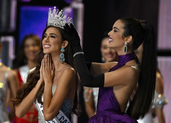 &quot;Мисс Венесуэла — 2022&quot; Диана Сильва и прошлогодняя победительница Аманда Дудамель в финале национального конкурса красоты - Sputnik Кыргызстан