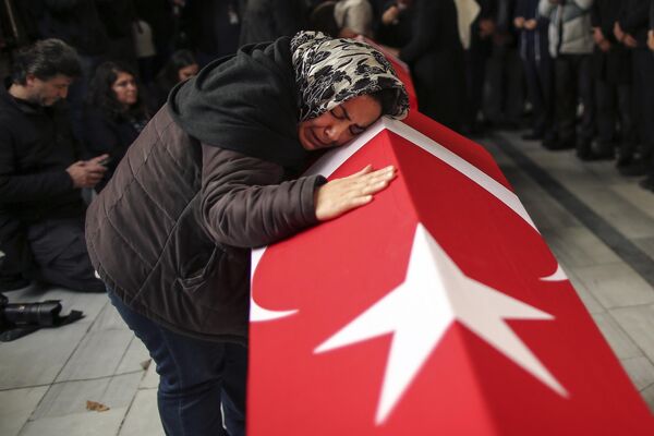 Похороны Арзу Озсой и ее 15-летней дочери Ягмур Учар, погибших в результате теракта в Стамбуле (Турция). Взрыв на улице Истикляль прогремел 13 ноября. Погибли шесть человек, пострадал 81. - Sputnik Кыргызстан