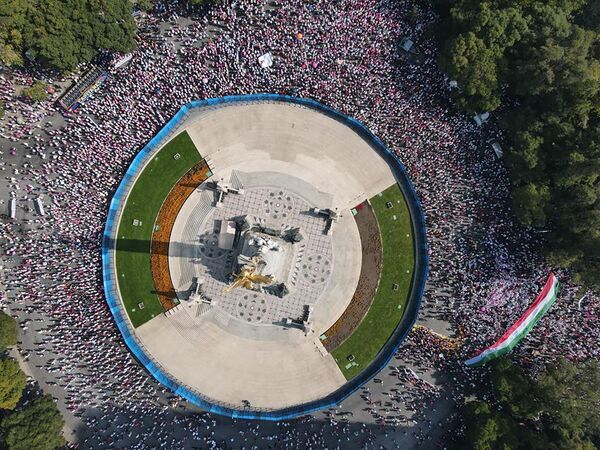 Митинг против капитального ремонта памятника &quot;Ангел независимости&quot; в Мехико (Мексика) - Sputnik Кыргызстан