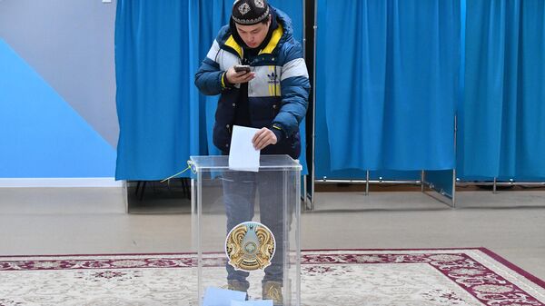 Мужчина голосует на одном из избирательных участков в Астане на внеочередных выборах президента Казахстана - Sputnik Кыргызстан