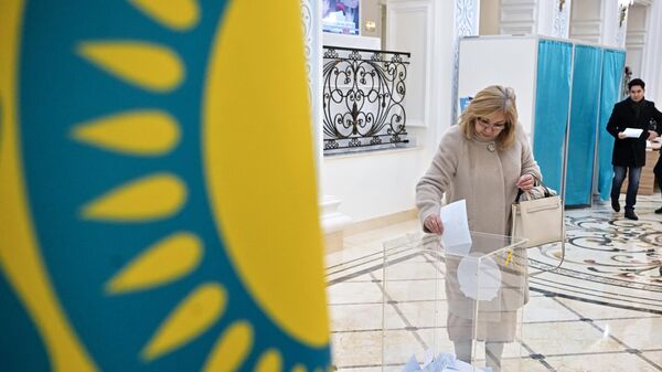 Избирательница голосует на внеочередных выборах президента Казахстана - Sputnik Кыргызстан