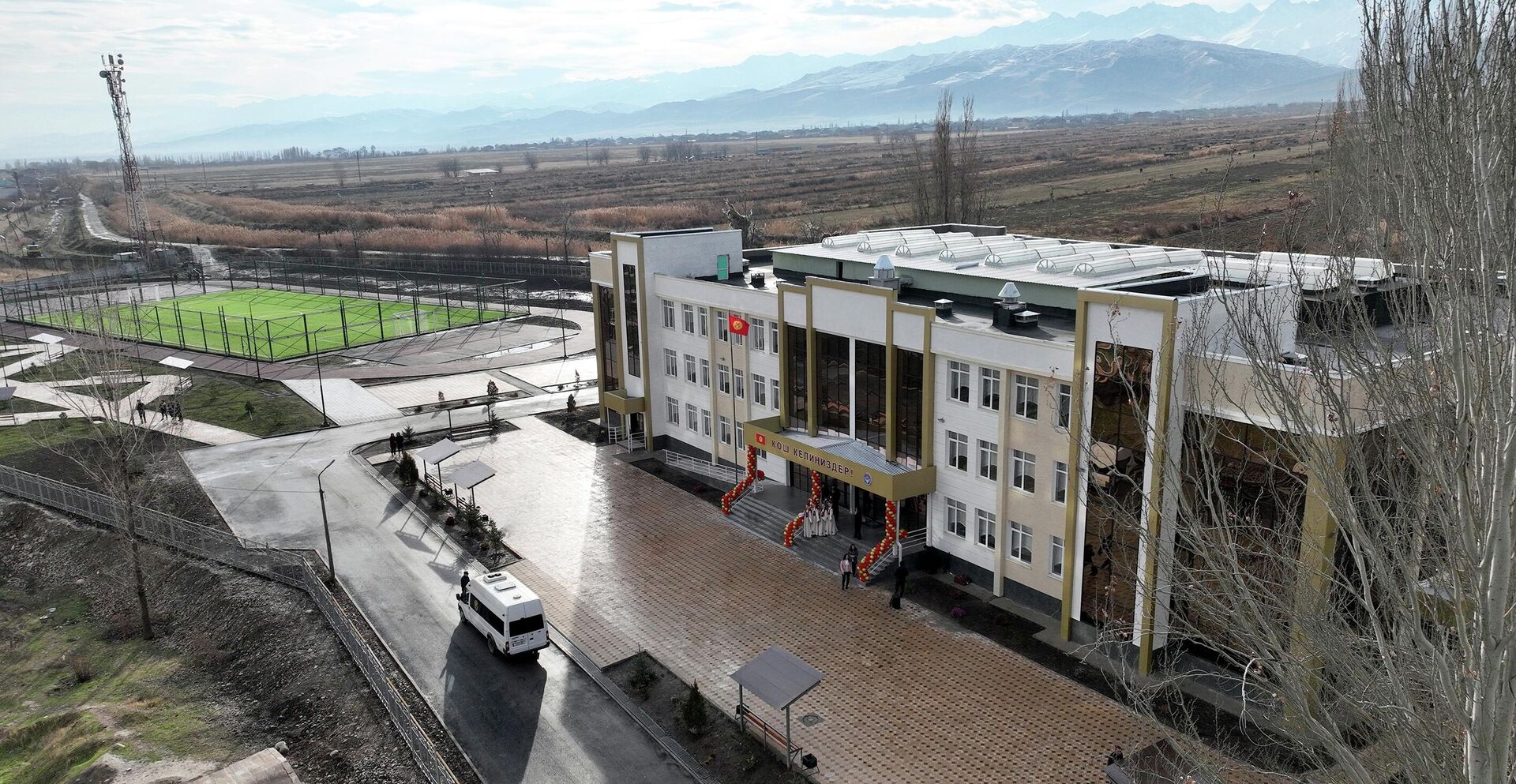 Открытие новой школы в микрорайоне Тунгуч в Бишкеке - Sputnik Кыргызстан, 1920, 15.02.2023