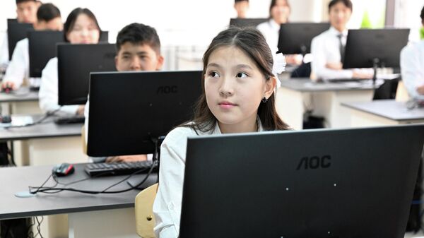 Ученики в школе во время занятий. Архивное фото - Sputnik Кыргызстан