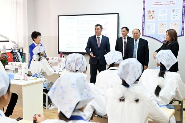 Президенту показали учебные классы, мастерские, спортивный и актовый залы, столовую, лаборатории и другие помещения - Sputnik Кыргызстан