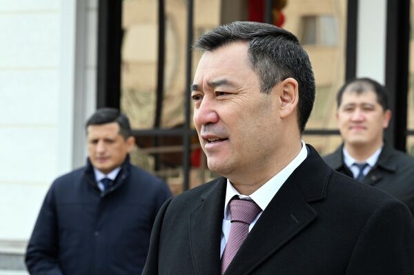 В Бишкеке открыли новое здание школы № 37 в микрорайоне &quot;Тунгуч&quot;, в церемонии участвовал президент Садыр Жапаров - Sputnik Кыргызстан