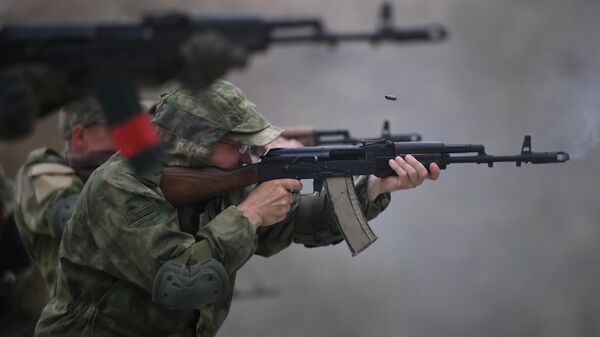 Добровольцы стреляют из автоматов Калашникова на базе центра подготовки спецназа в Гудермесе - Sputnik Кыргызстан