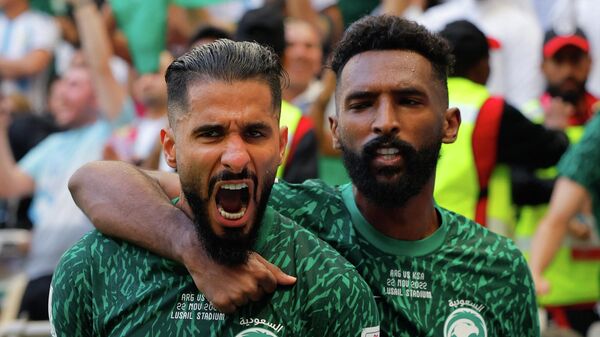 Нападающие Саудовской Аравии празднуют забитый гол во время футбольного матча с Аргентиной на стадионе в Лусаиле, Катар - Sputnik Кыргызстан
