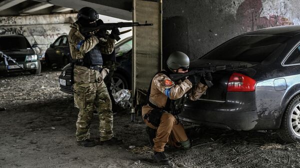 Украинские военнослужащие целятся из оружия в городе Ирпень, к северо-западу от Киева. Архивное фото - Sputnik Кыргызстан