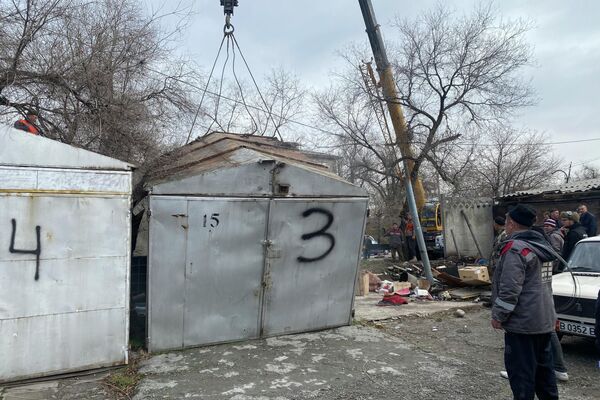 Тем не менее муниципальные работники начали демонтаж, убрав ограждение с другой стороны - Sputnik Кыргызстан