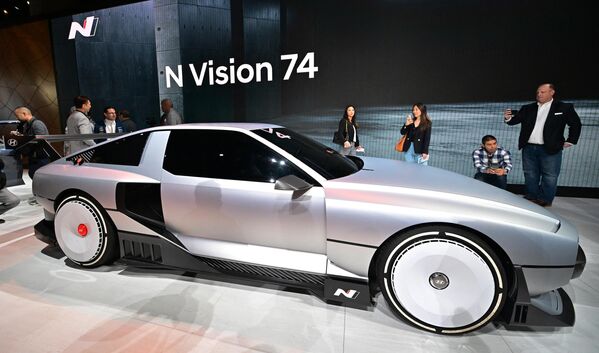 Hyundai N Vision 74 — первый высокопроизводительный автомобиль на водородных топливных элементах, созданный Rolling Lab. На автосалоне был представлен полнофункциональный прототип с батареей на 62 кВт/ч и запасом хода более 370 миль. - Sputnik Кыргызстан