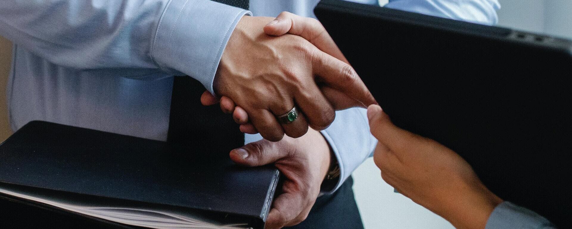 Бизнес партнеры во время рукопожатия. Иллюстративное фото - Sputnik Кыргызстан, 1920, 23.05.2023