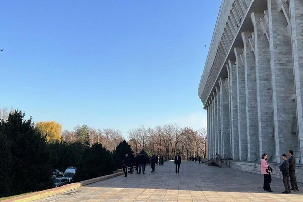 Из здания парламента эвакуировали сотрудников - Sputnik Кыргызстан