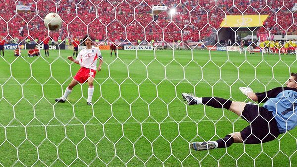 Испанский вратарь Икер Касильяс прыгает, когда южнокорейский защитник Хон Мен Бо забивает победный гол на чемпионате мира 2002 года - Sputnik Кыргызстан