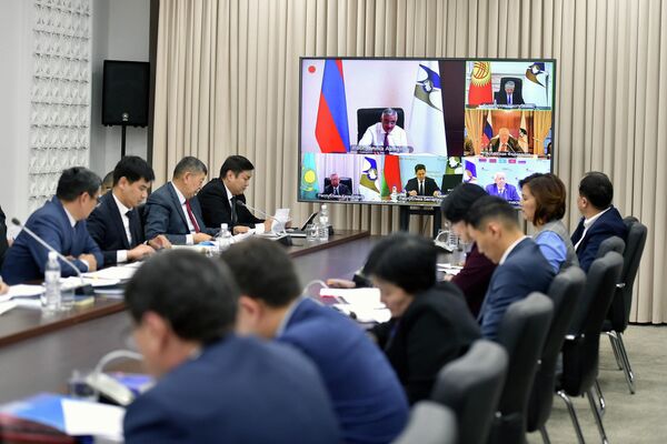 Накануне, 25 ноября, состоялось очередное заседание Совета Евразийской экономической комиссии (ЕЭК) под председательством первого зампреда кабмина Кыргызстана Адылбека Касымалиева - Sputnik Кыргызстан